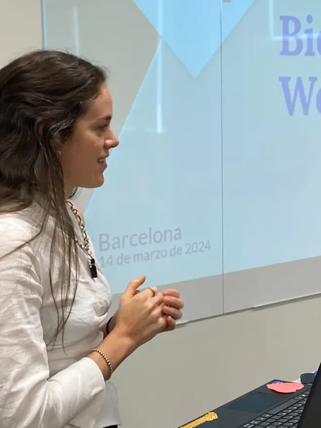Participantes trabajando con materiales en un taller